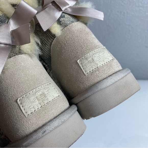 UGG Bailey Bow Short Snake Shearling Boots SZ 7 - Picture 4 of 11